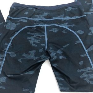 LULULEMON BLUE CAMO SIZE 6 LEGGINGS